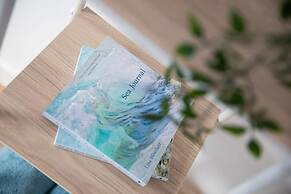 Sunny Modern Nr Beach Village w Parking