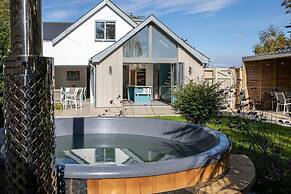 The Salt House - Luxury Home With Pool Hot Tub
