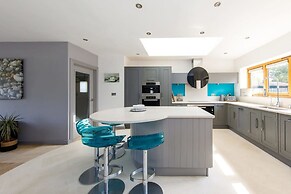 Secluded Barn Style Home With hot tub - Sleeps 12