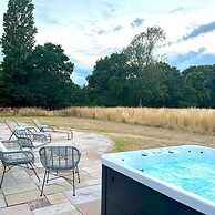 Secluded Barn Style Home With hot tub - Sleeps 12