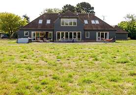 Secluded Barn Style Home With hot tub - Sleeps 12