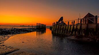 Pretty Coastal Home in Bosham Close to Water