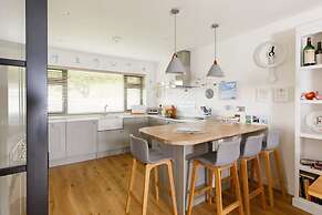 Pretty Coastal Home in Bosham Close to Water