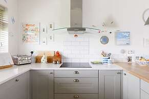 Pretty Coastal Home in Bosham Close to Water