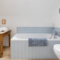 Pretty Coastal Home in Bosham Close to Water
