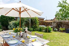 Pretty Coastal Home in Bosham Close to Water