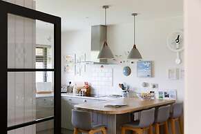 Pretty Coastal Home in Bosham Close to Water