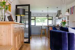 Pretty Coastal Home in Bosham Close to Water