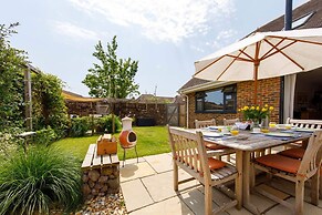 Pretty Coastal Home in Bosham Close to Water