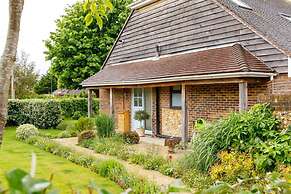 Pretty Coastal Home in Bosham Close to Water