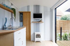 Gorgeous Shepherds Hut - Walk to Beach Pub