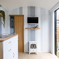 Gorgeous Shepherds Hut - Walk to Beach Pub