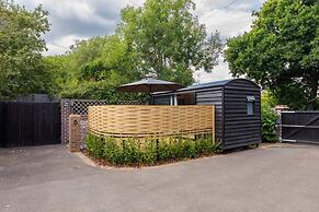 Gorgeous Shepherds Hut - Walk to Beach Pub