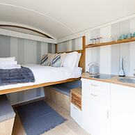 Gorgeous Shepherds Hut - Walk to Beach Pub