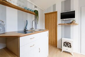 Gorgeous Shepherds Hut - Walk to Beach Pub