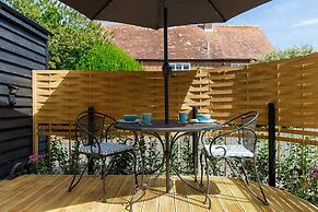 Gorgeous Shepherds Hut - Walk to Beach Pub
