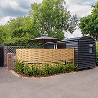 Gorgeous Shepherds Hut - Walk to Beach Pub
