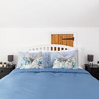 Lovely Seaside Villa Gardens 40 Metres to Beach