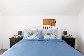 Lovely Seaside Villa Gardens 40 Metres to Beach