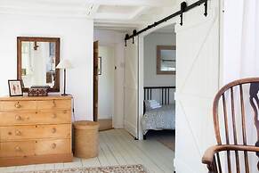 Pretty Cottage Near City Sea