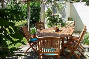 Pretty Cottage Near City Sea