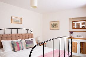 Pretty Cottage Near City Sea