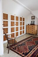 Pretty Cottage Near City Sea