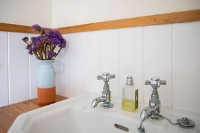 Pretty Cottage Near City Sea