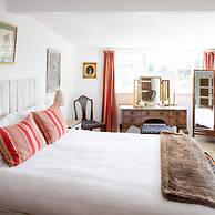 Pretty Cottage Near City Sea