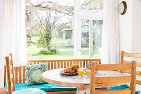 Pretty Cottage Near City Sea