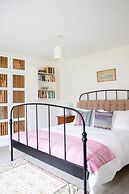 Pretty Cottage Near City Sea