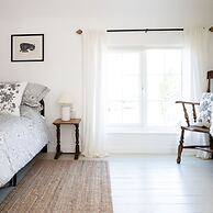 Pretty Cottage Near City Sea