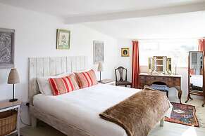 Pretty Cottage Near City Sea