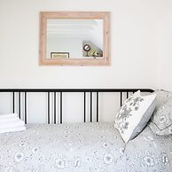 Pretty Cottage Near City Sea