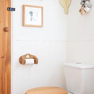 Pretty Cottage Near City Sea