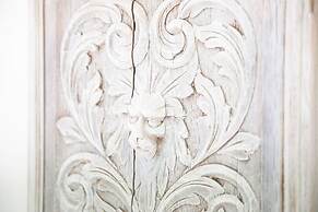 Pretty Cottage Near City Sea