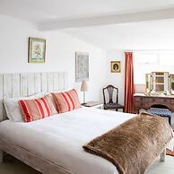 Pretty Cottage Near City Sea