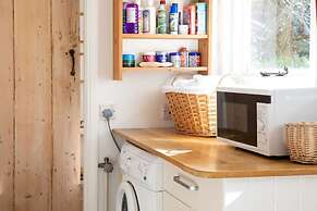 Pretty Cottage Near City Sea