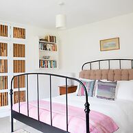 Pretty Cottage Near City Sea