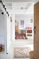 Pretty Cottage Near City Sea