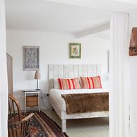 Pretty Cottage Near City Sea