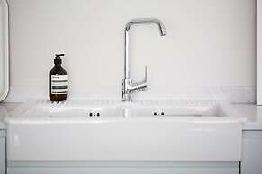 Insta-worthy 4br Designer House 5 min to the Beach