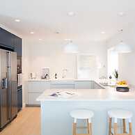 Insta-worthy 4br Designer House 5 min to the Beach