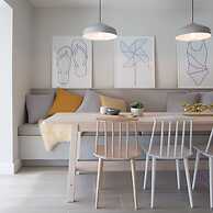 Insta-worthy 4br Designer House 5 min to the Beach