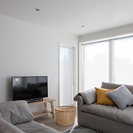 Insta-worthy 4br Designer House 5 min to the Beach