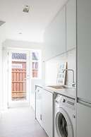 Insta-worthy 4br Designer House 5 min to the Beach