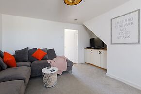 Newly Refurbished Seaside Escape - 5 Mins to Beach