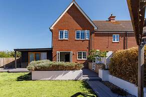 Newly Refurbished Seaside Escape - 5 Mins to Beach