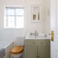 Newly Refurbished Seaside Escape - 5 Mins to Beach