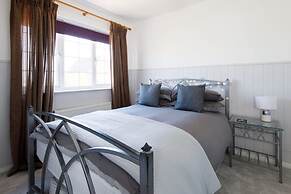 Newly Refurbished Seaside Escape - 5 Mins to Beach